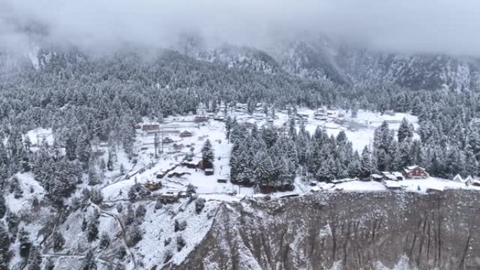 空中无人机视图日出风景，早晨雾和雪在童话草甸国家公园与拉赫希奥特冰川在南加帕尔巴特山，喀喇昆仑山，喜