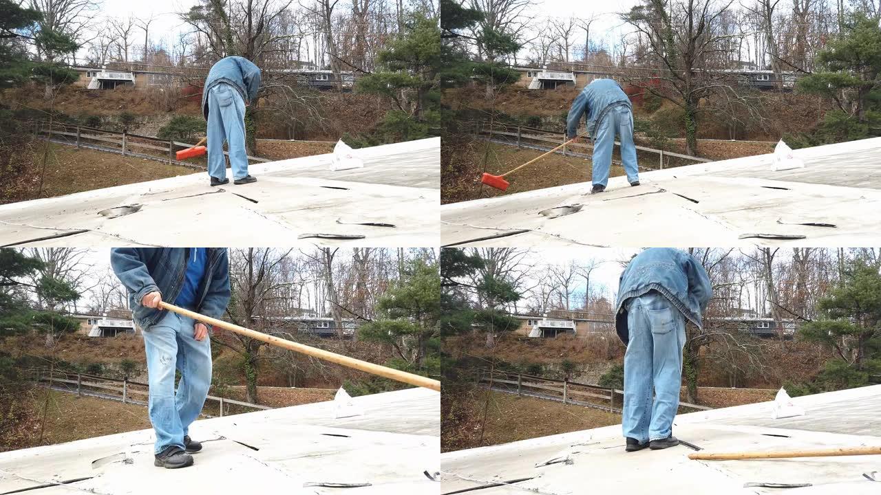 一位高级房主修理了他的平屋顶漏水的接缝胶带