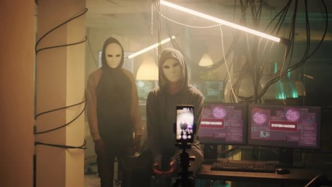一群匿名人士隐藏身份，同时录制威胁视频