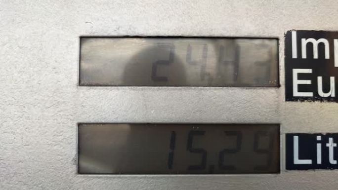 意大利加油站的显示器，显示当前的汽油水平和要支付的金额。