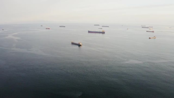 有大量船只停泊的港口道路的无人机视图