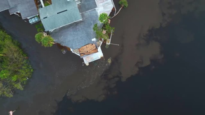 佛罗里达州居民区的飓风伊恩降雨淹没了房屋。自然灾害的后果