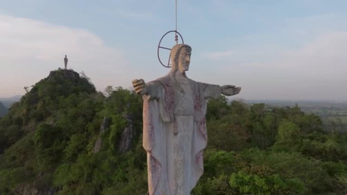 在泰国曼谷附近的Ratchaburi的Hup Pha Sawan，山上的救世主基督的鸟瞰图很显眼