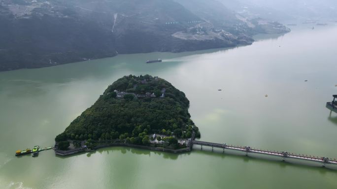 重庆奉节瞿塘峡上的白帝城