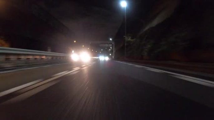 夜间在高速公路上行驶/向后看/高速