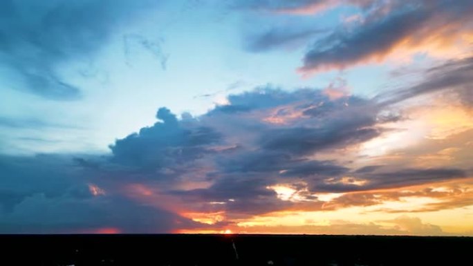 日落时分，佛罗里达州朱庇特邻里镇的城市景观，白云密布