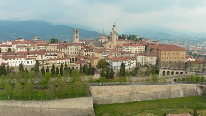贝加莫市老城区Citta Alta的风景鸟瞰图