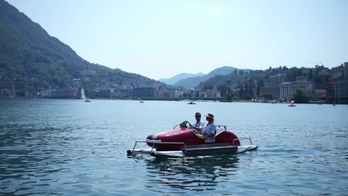 在温暖阳光明媚的夏日，男人和女人在湖上骑着划桨船
