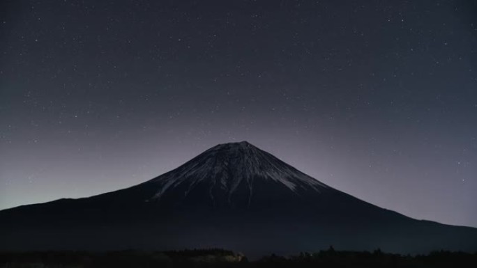 塔努基湖上的富士山，星光灿烂的夜晚，2022年12月31日