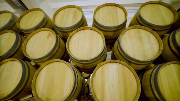 酒窖。瓶子和桶里存放葡萄酒的储藏室。黑暗地下金库里的老酒。木制橡木酒桶。木制架子上的瓶子。