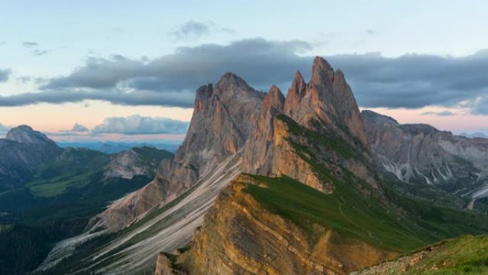 意大利多洛米蒂塞塞达南蒂罗尔州阿尔卑斯山欧洲山区运动的延时日落场景