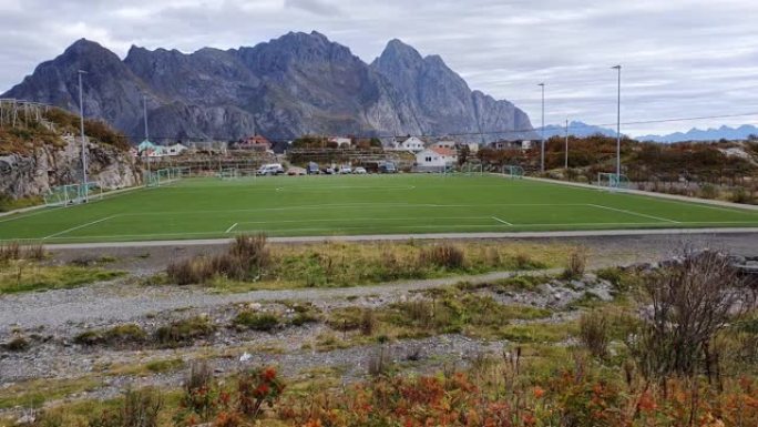 挪威亨宁斯瓦尔山区附近的大型足球场