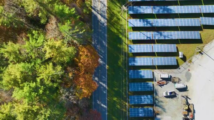 大型可持续发电厂的鸟瞰图，带有成排的太阳能光伏板，用于产生清洁的电能。零排放可再生电力的概念