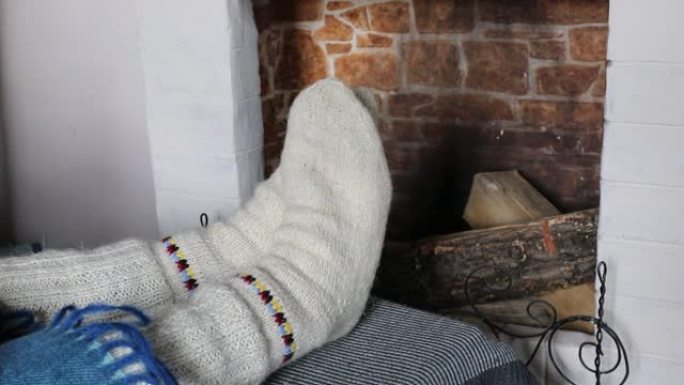 温暖的针织袜子穿在脚上。