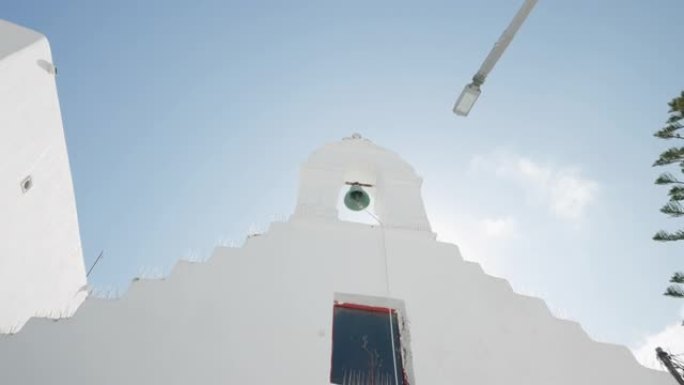 希腊米科诺斯岛一座白色教堂，教堂上挂着铃铛