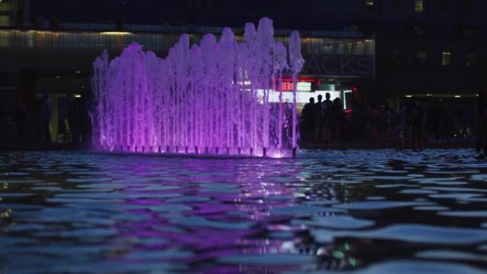 内森·菲利普斯广场喷泉的夜景