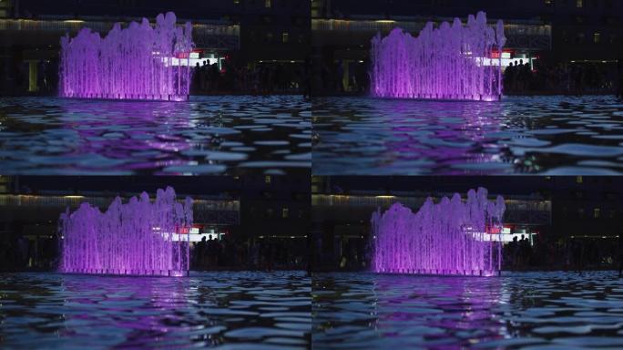 内森·菲利普斯广场喷泉的夜景