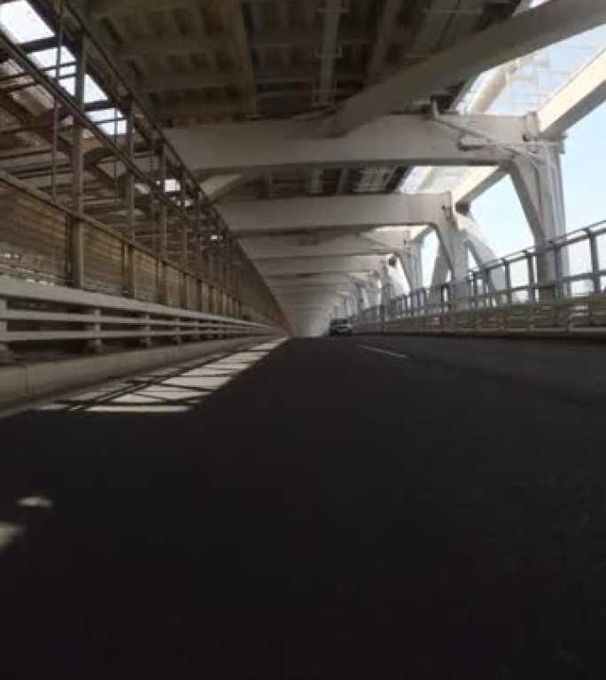 在城市高速公路上行驶。在高速公路上驾驶汽车/高速