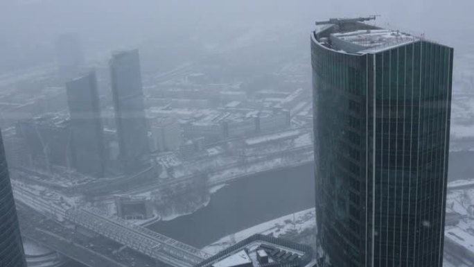 莫斯科市降雪。清晨在暴风雪中，现代办公楼商务中心的高层镜塔。国际商务中心