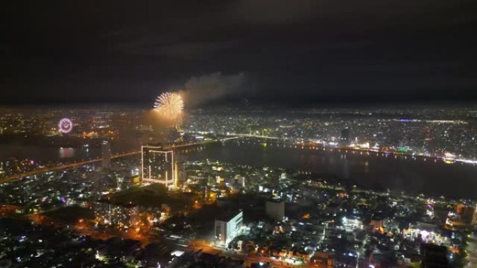 除夕夜的岘港市鸟瞰烟花。
