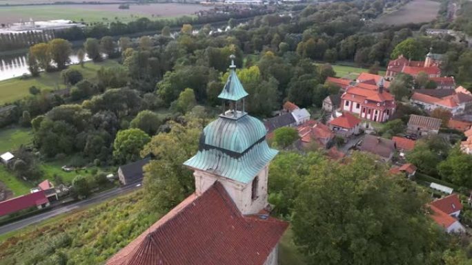 圣灵利贝乔夫礼拜堂塔及周边地区的鸟瞰图