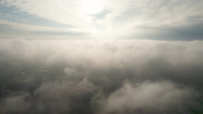 在城市上空的云层中飞行。飞入云层的摄像机视图。进入云层。多莉开枪了。版本5