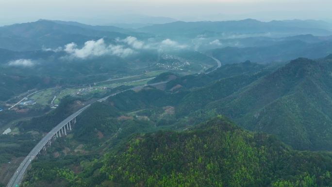 航拍山区高速路