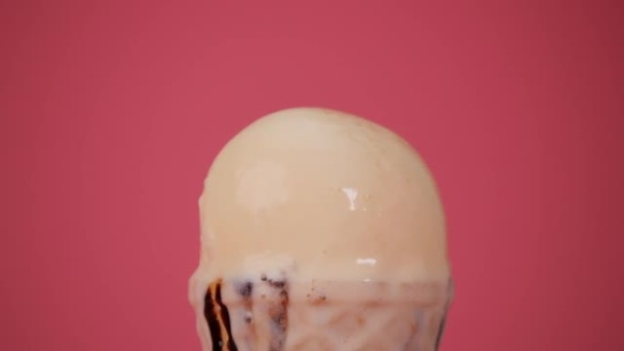 香草冰淇淋在圆锥形上的延时融化。