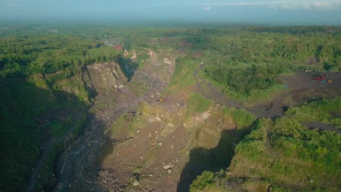 火山爆发时，在火山斜坡上对大山谷进行空中射击，作为熔岩流的路径。印度尼西亚默拉皮火山的斜坡