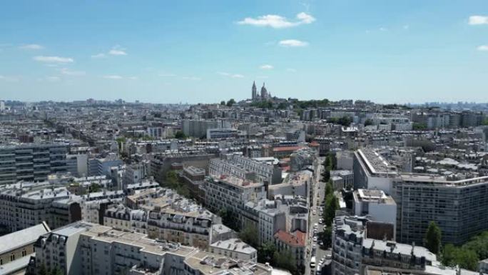 巴黎第17区或第17区，以蒙马特和圣心大教堂或圣心大教堂为背景。空中向后。复制空间的天空
