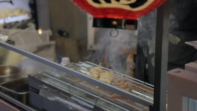 街头小贩烹饪烤鸡肉串