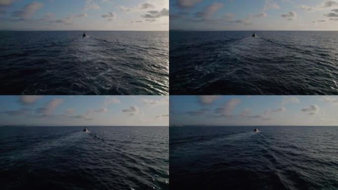 日出时，一艘豪华摩托艇在海上航行。