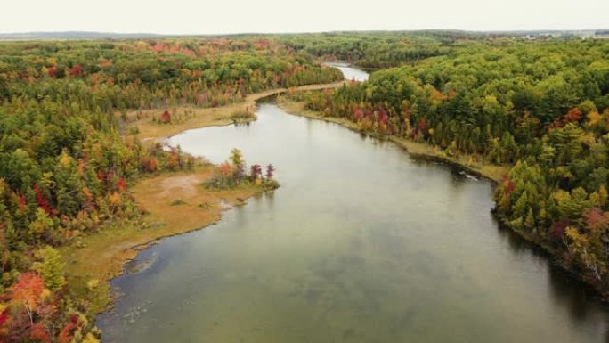 初秋的河口。颜色反映在平静的水面上。