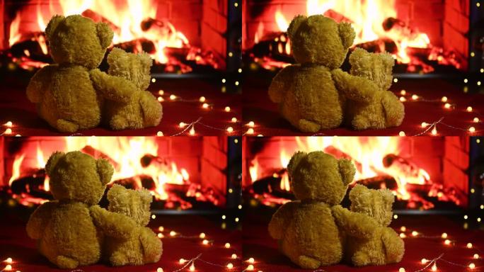 两个可爱的泰迪熊互相拥抱，坐在针织的红色格子上，背景是灯泡的花环和燃烧的壁炉