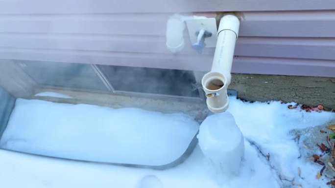 冬季工作炉的俯视图，排气管上积冰和霜冻。
