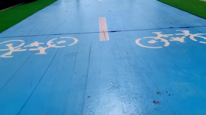 沿着蓝色自行车道骑行。循环路径表面的特写。版本2