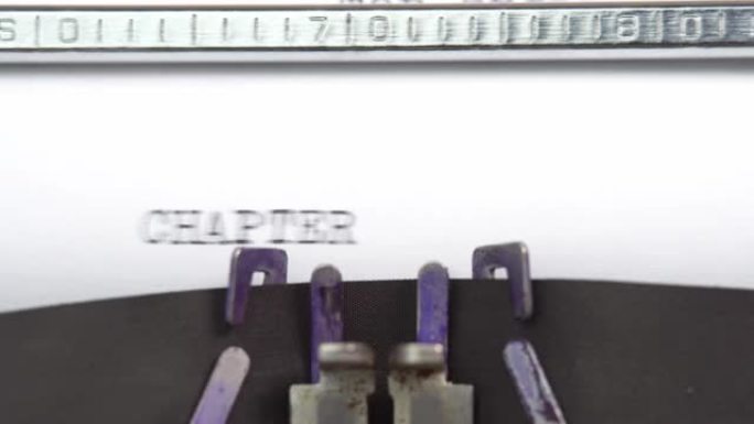第一章短语特写在老式打字机机械上打字并以一张纸为中心