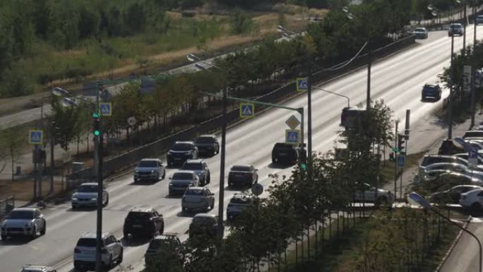 道路上有汽车作为即将上映的电影的场景