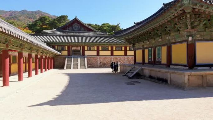 韩国庆州: 东汉山山坡上著名的佛寺建筑群，秋天色彩的树木-东亚景观