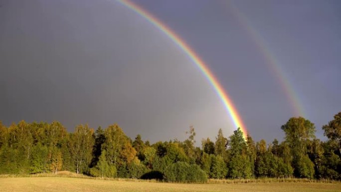 暴风雨过后美丽的彩虹。LGBT颜色。
