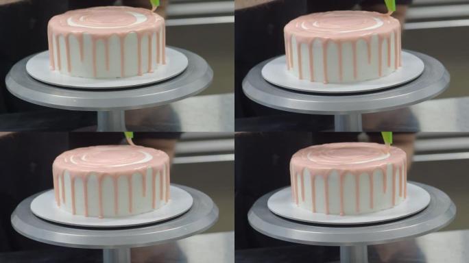 手工糕点厨师设计师在磨砂白色蛋糕上打上粉色滴灌袋4k镜头