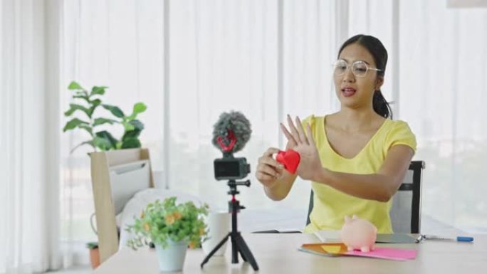 亚洲少女在家展示教学视频通话。