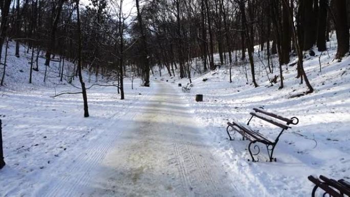 冬季公园的长凳。