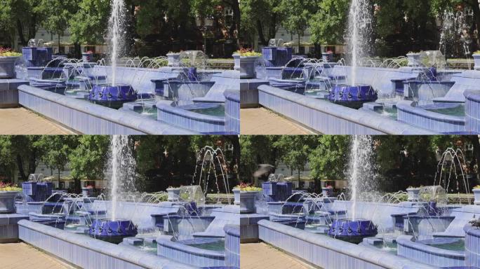 蓝色喷泉苏博蒂卡夏季