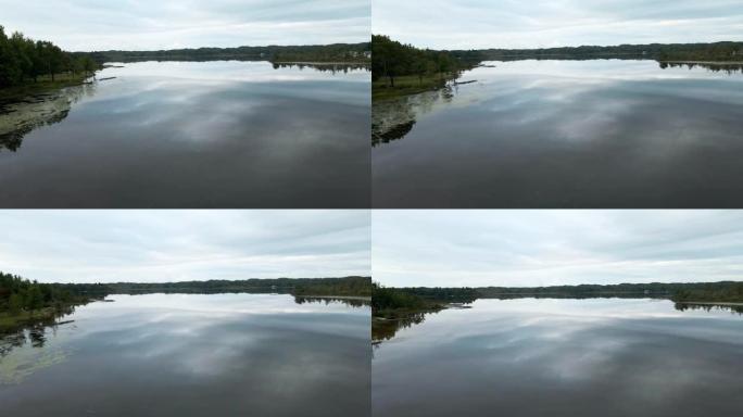 尽管如此，初秋在小黑湖上空的玻璃状水。