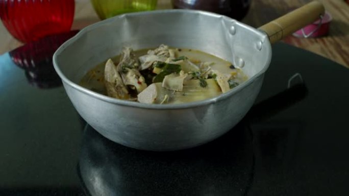 泰国鸡肉椰子汤 (Tom Kha Gai)