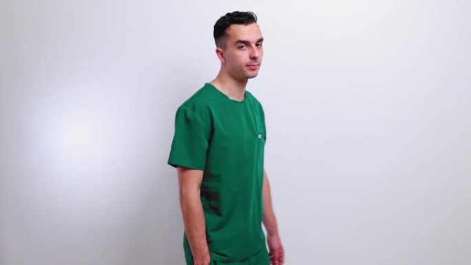穿着绿色制服的年轻医生被隔离在白色背景上