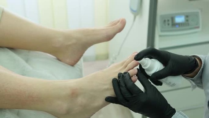 足趾学家用防腐剂治疗脚趾。