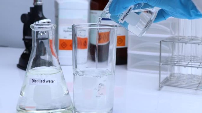 瓶中的蒸馏水，实验室中的样品水