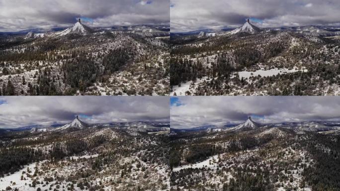 鸟瞰图从科罗拉多州积雪覆盖的冬季山地景观荒野中缩小